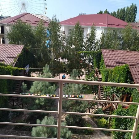 Hotel Gostinyi Dvor Bosteri Bagian luar foto