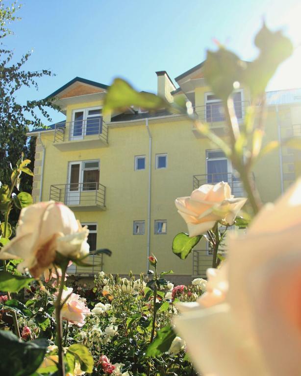 Hotel Gostinyi Dvor Bosteri Bagian luar foto