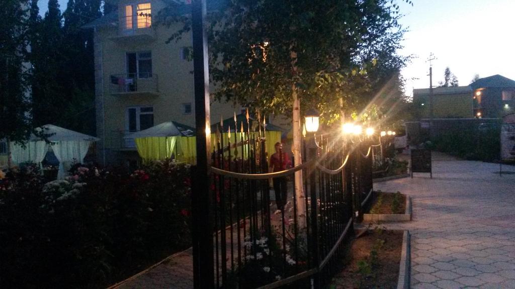 Hotel Gostinyi Dvor Bosteri Bagian luar foto
